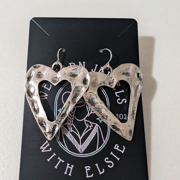 🎀$5 Silver Heart Earrings - Picture 2 of 5